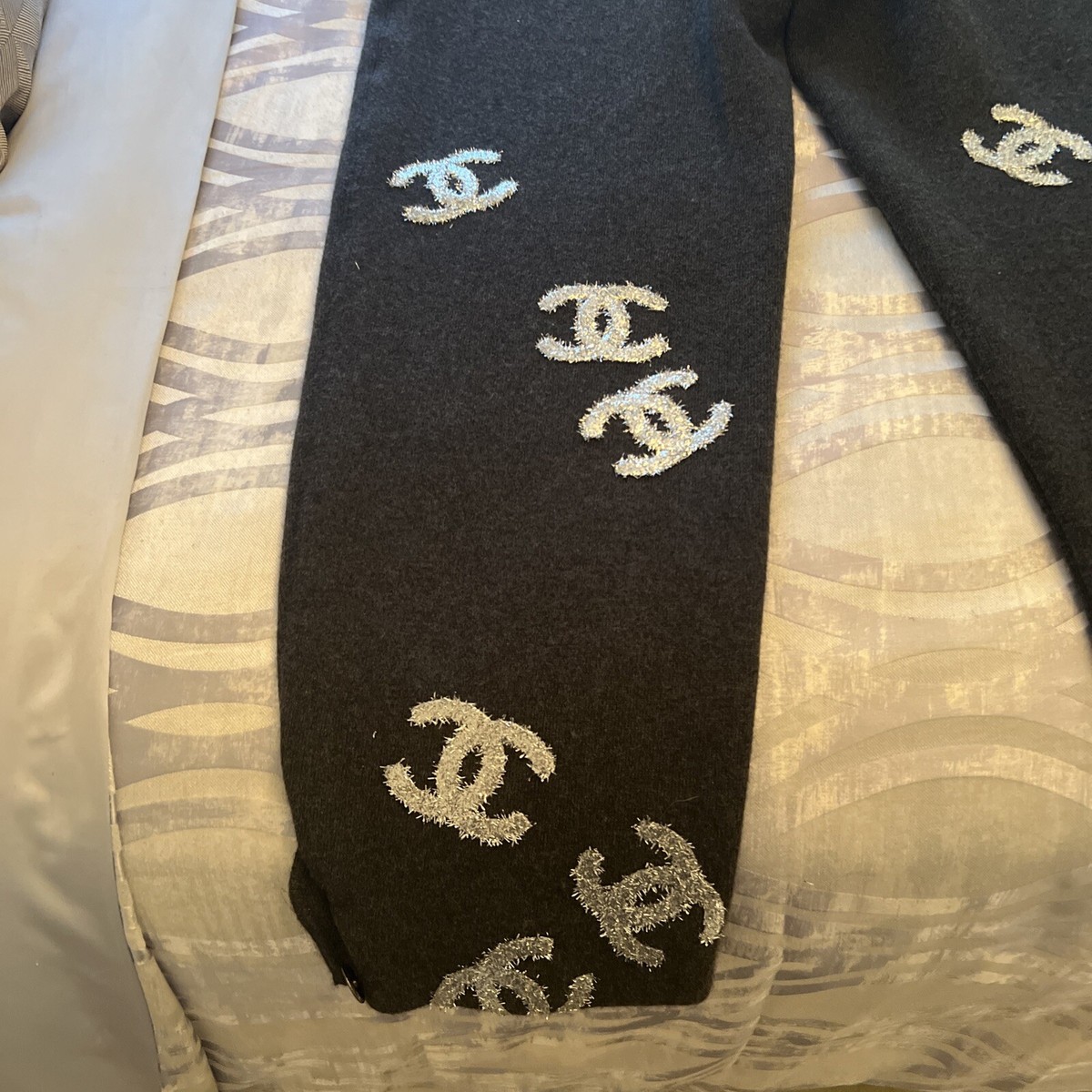 CHANEL シャネル CCロゴ コットン ベロア パンツ ダークグレー CHANEL シャネル グリッター ココマーク デニムパンツ