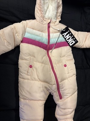 Brandneu mit Etikett DKNY gefütterter Schneeanzug mit Kapuze Logo Alter 6/9 Monate $ 85 pink