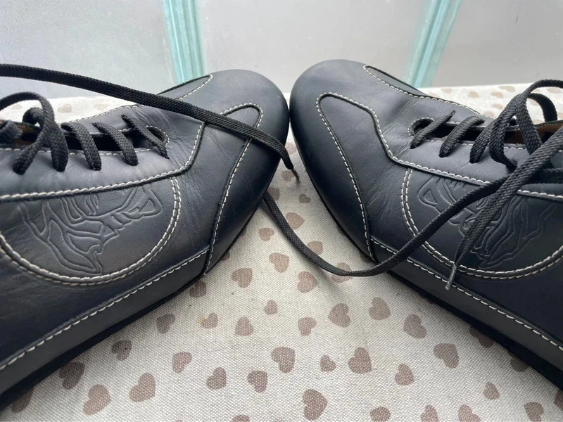 Excelentes zapatos de cuero Versace 45 para hombre