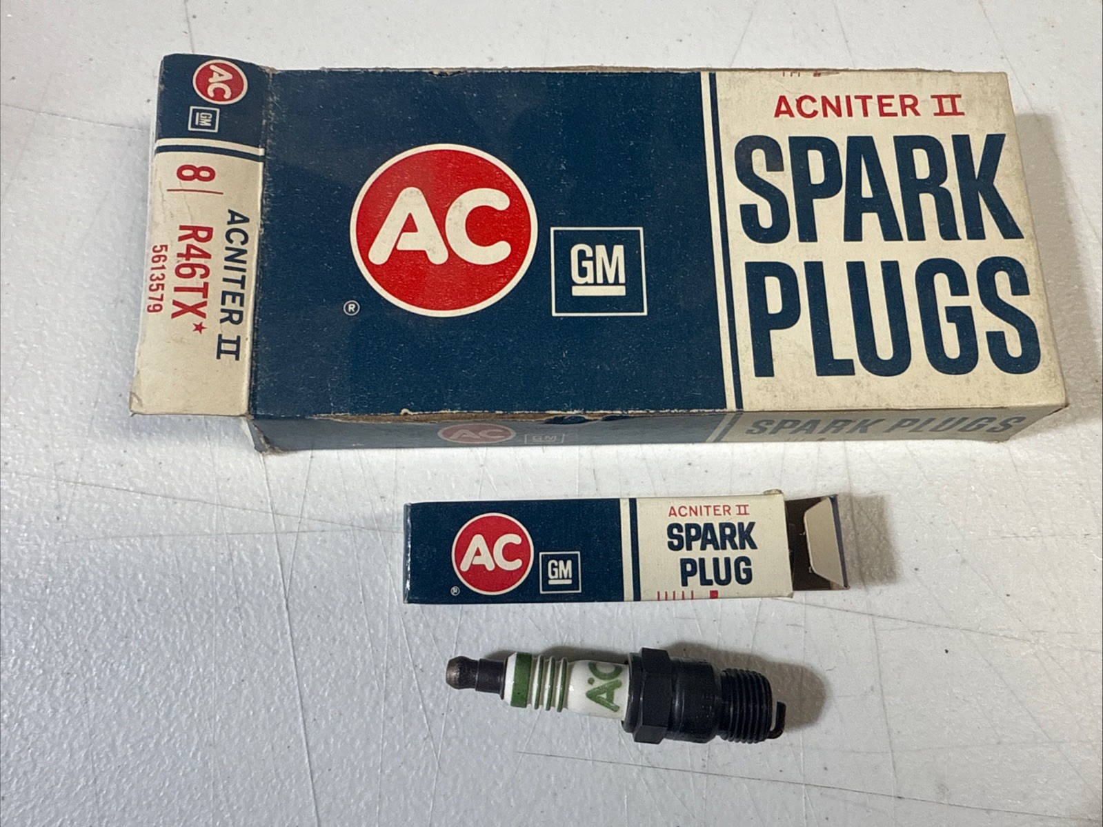 AC Delco R46TX ACNITER ll Spark Plugs 8 NOS  Vintage Made In USA 5613579