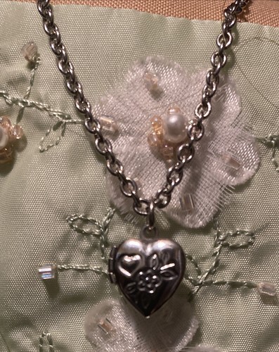 American Girl Pleasant Company Molly McIntire Doll Green Dress Heart Locket 2008 - Picture 3 of 12