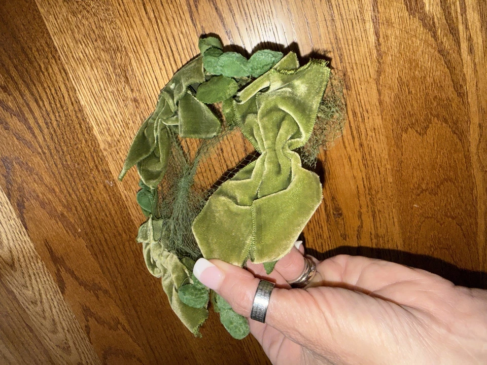 Chapéu fascinador vintage década de 1940 verde oliva veludo com véu de rede e acabamento de folha - Imagem 3 de 4