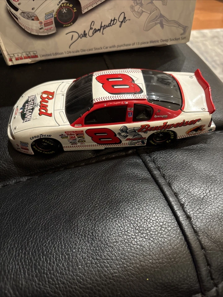 Revell Diecast Dale Earnhardt Jr. #8 Budweiser Monte Carlo 2001, масштаб 1:24 - Изображение 3 из 4