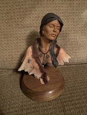 Herrerro Nativi Americani Medicina Donna Busto Statuina con Base in Legno 1994 7"