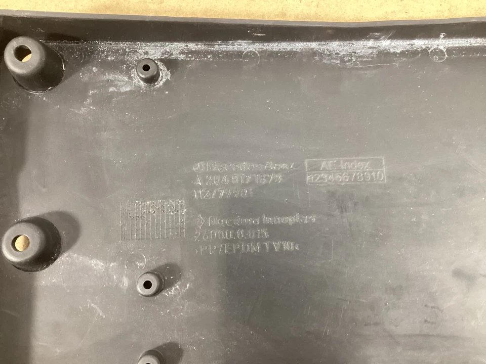 Suporte de placa dianteira 2008-2011 Mercedes-Benz C300 A2048171878 fabricante de equipamento original. - Imagem 4 de 4