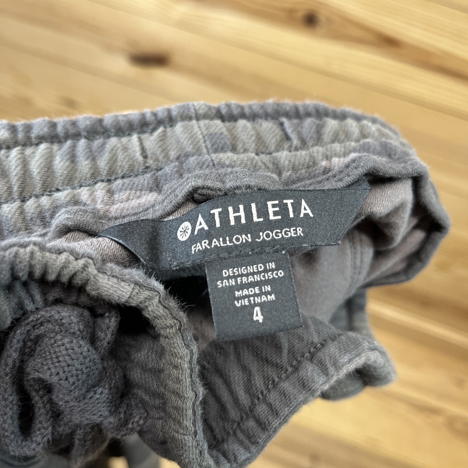 Athleta Farallon Jogger 4 Green Camouflage Camouflage… Gem