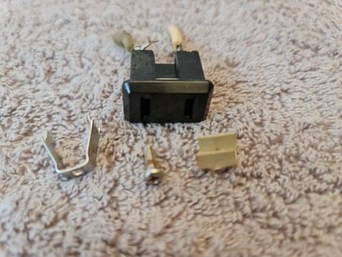 Kenwood KR-9600- AC Unswitched Female outlets