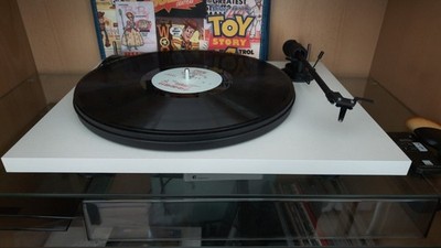 Pro-Ject T1 Standard Plattenspieler Weiß, Phono Box E, Dali Lautsprecher Set
