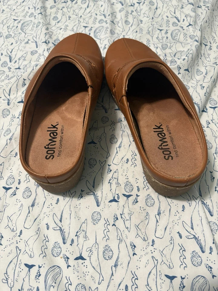 Zuecos de cuero bordados SoftWalk zapatos cómodos sin cordones marrones Foto 3 de 4