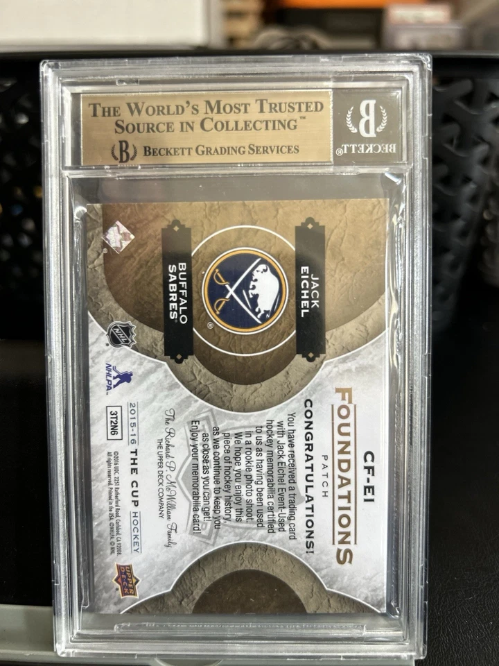Parches cuádruples de novato dorados The Cup Jack Eichel Foundations 2015-16/10 BGS 9,5 Foto 2 de 2