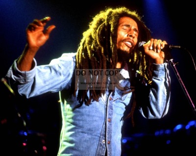 BOB MARLEY LEGENDARY JAMAICAN REGGAE SINGER - 8X10 PUBLICITY PHOTO (DD-150)