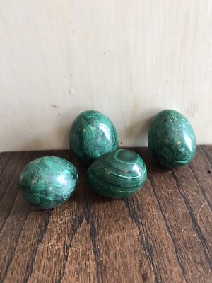 Eine Sammlung von 4 Malachit polierten Eiern 286 Gramm Mineralstein