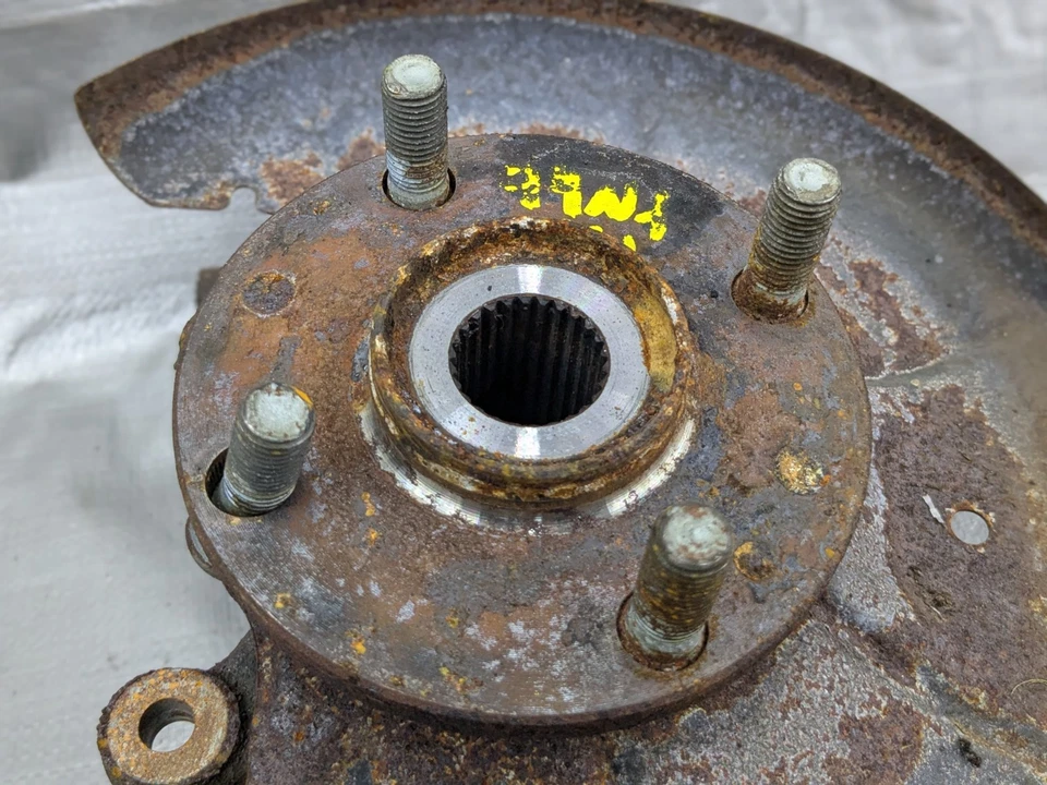 94-97 Mazda Miata / Nudillo del husillo trasero / Lado del conductor / 1994-1997 94NA6W Foto 2 de 4