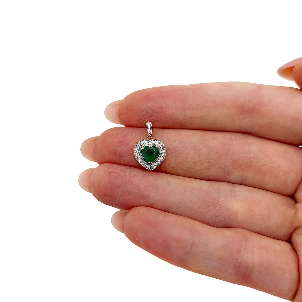 Pingente de coração halo esmeralda verde ouro amarelo 10K diamante natural 0,5" - Imagem 2 de 4