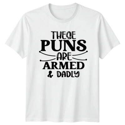 These Puns Are Armed And Dadly Herren T-Shirt Dad Joke Tee