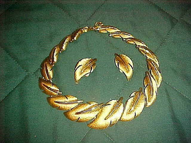 SET COLLANA ORECCHINO FORATO GIVENCHY BIJOUX VINTAGE DESIGN FOGLIA ORO #69