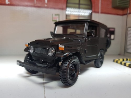 Toyota Land Cruiser FJ40 Negro Mate Escala 1:24 Diecast Modelo Detallado Motormax - Imagen 9 de 9