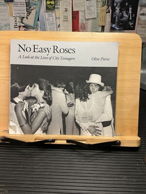 No Easy Roses: A Look at the Lives of City Teenagers by Pierce, Olive