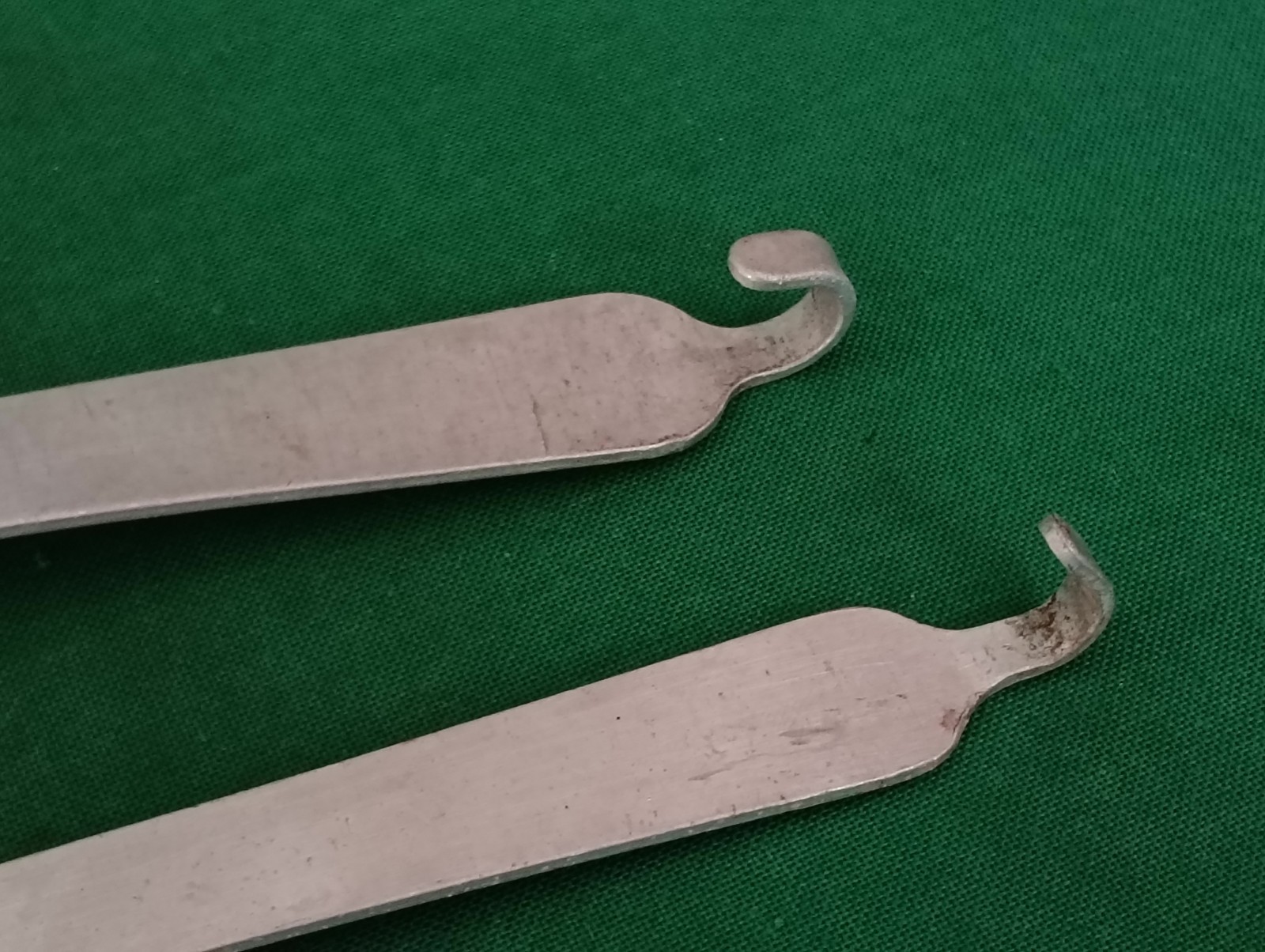 COPPIA VECCHI MESTOLI MESTOLO VECCHIO ALLUMINIO UTENSILE CUCINA VINTAGE. CX41