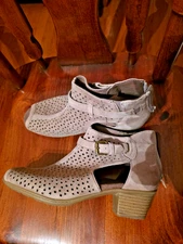 Earth Peak Perry warm taupe perforated suede leather ankle boots 8 M