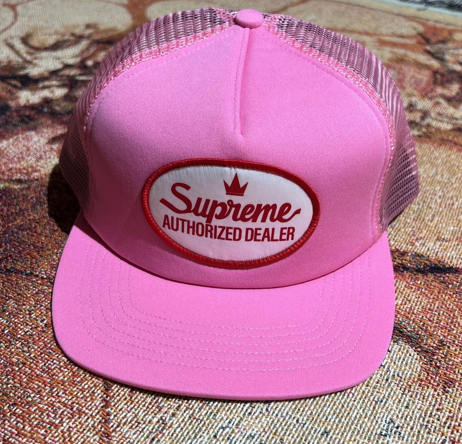 Chapeau 5 panneaux dos résille Supreme Authorzied FW24 rose neuf