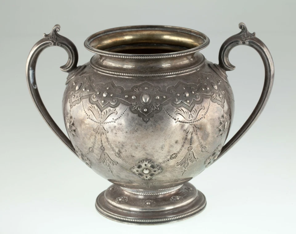 Urna de plata de ley ornamentada de Edward Barnard & Sons Londres 1875 Foto 3 de 4