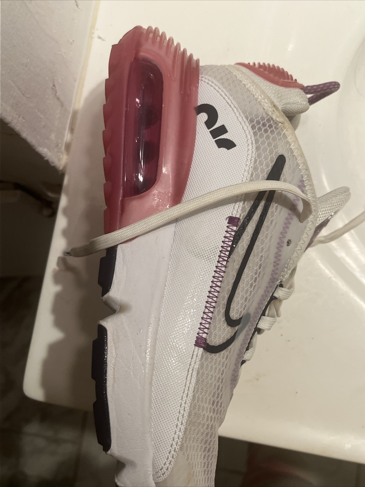 hot pink nike running shoes