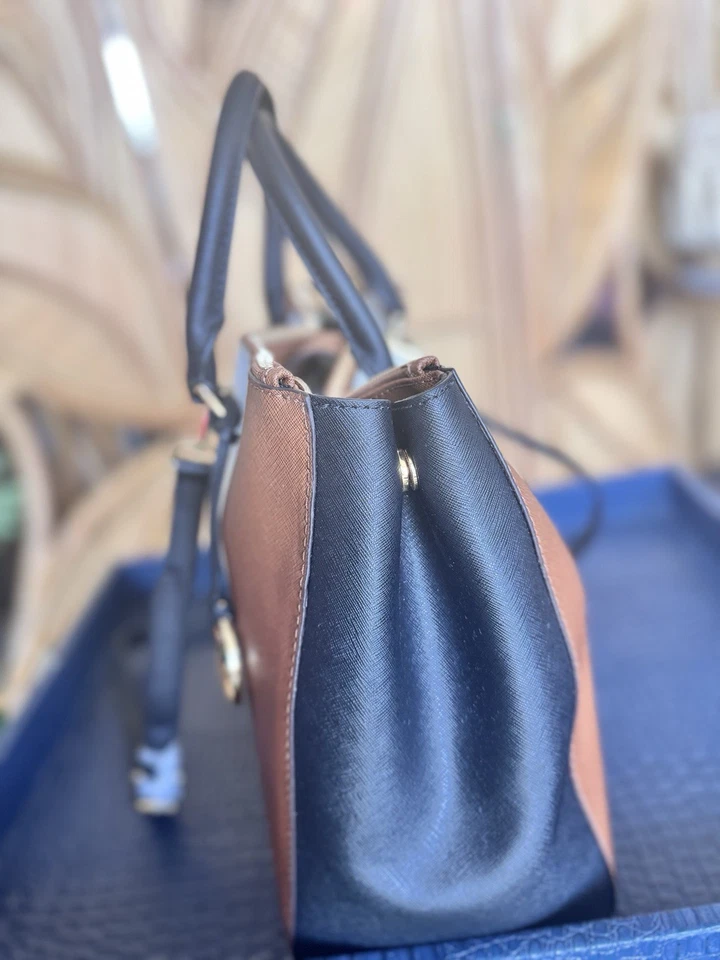 Cartera de cuero Saffiano Michael Kors Sutton a rayas centrales NUEVA sin bolsa para el polvo Foto 3 de 4