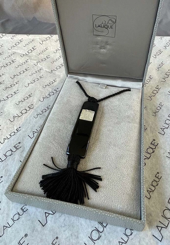 Nuevo en Caja LALIQUE Art Deco Máscara de Mujer Cristal Negro Resina Borla Collar Foto 3 de 4