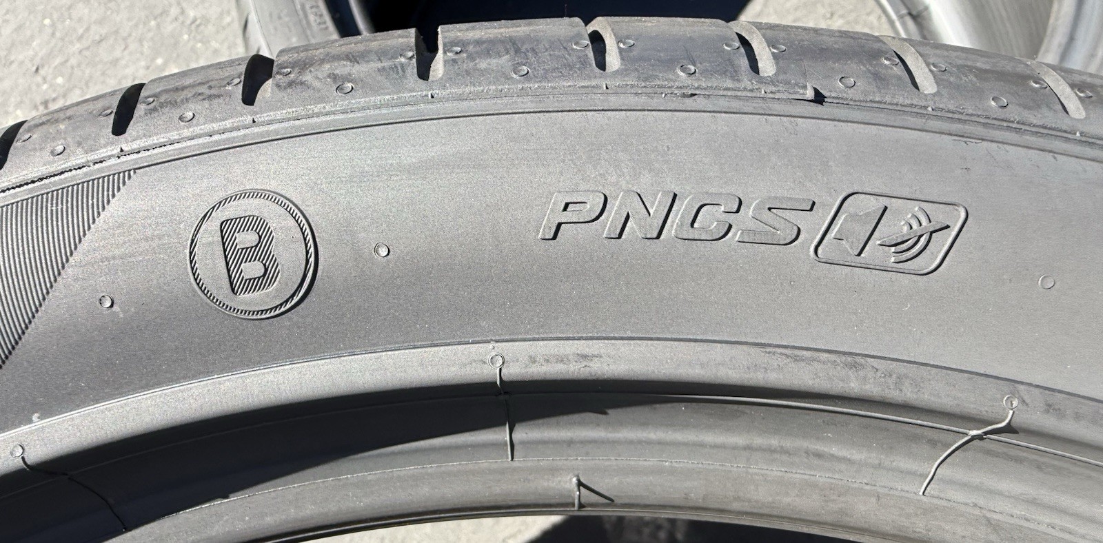 TWO BRAND NEW 305/35ZR21 (109Y) Pirelli P Zero PZ4 Luxury B Bentley PNCS Tires