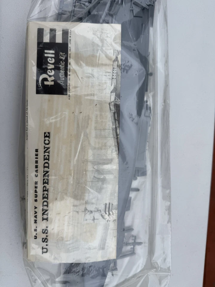 Vintage Complete 1965 Revell U.S.S. Independence Aircraft Carrier 16 Scale - Image 4 of 4