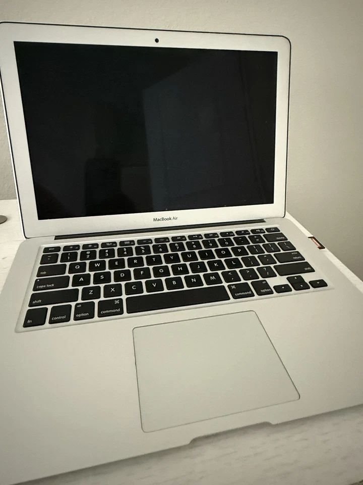 Apple MacBook Air 2015 A1466 i7-5650U 2.20GHz 256GB SSD 8GB RAM - Image 2 of 4