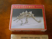 GLENCOE STEGOSAURUS SKELETON PLASTIC MODEL KIT (NEW IN BOX)