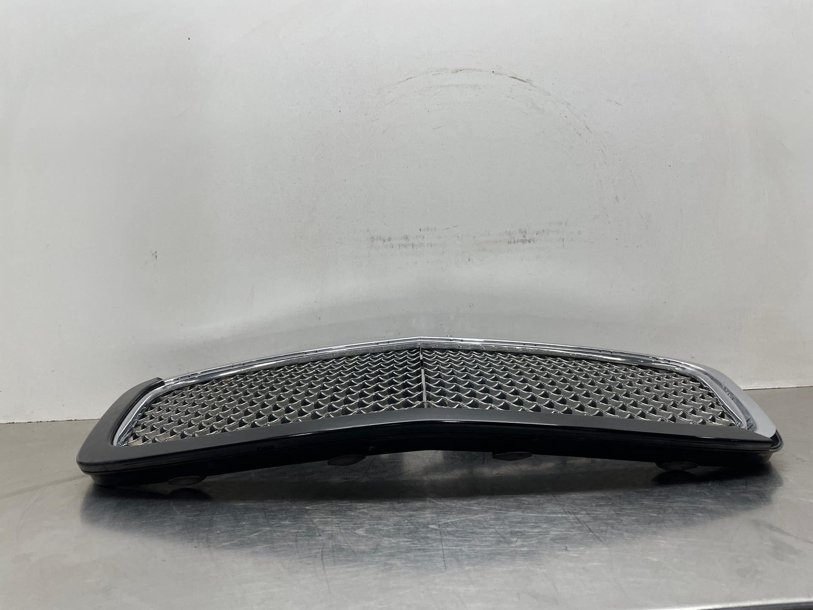 2009 Bentley Continental Flying Spur Sedan Front Grill Trim Panel Corner Cracked