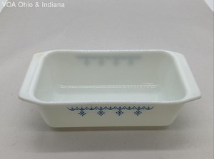 Pyrex Snowflake Blue Loaf Pan Baking Dish 913 8.5" x 4.5" Vintage Milk Glass