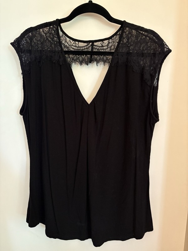 DANIEL RAINN Leslie Lace Detail Cut-Out Knit Top