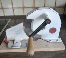 alte Brotschneidemaschine Harras Handkurbel Vintage klappbar Metall creme Holz