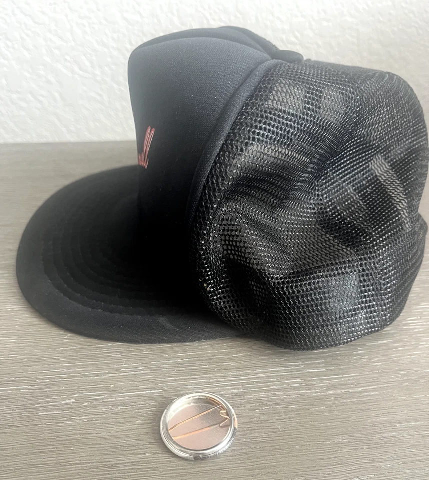 Sombrero de camionero de cantante músico Rodney Crowell de colección y pasador de botón de 1,25"" Foto 2 de 4