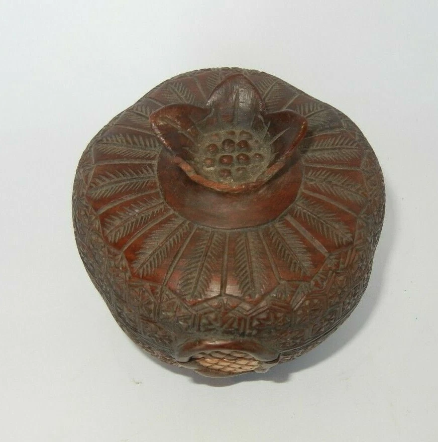 Caja amarilla vintage elaboradamente tallada a mano Huanghuali en forma de granada  Foto 2 de 4