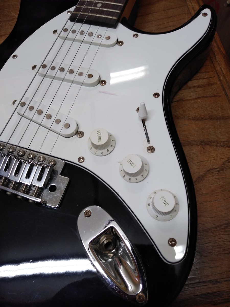 Archer Electric Guitar Rosewood Fret Board Maple Body Black White