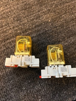 LOT of 2 with rail base IDEC RR2BA-U AC120V 120 VAC Pilot Cube Relay RR2BAU