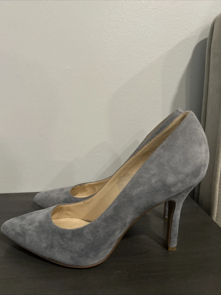 Zapatos de salón Nine West para mujer Tatiana punta puntiaguda de gamuza gris azulado Foto 2 de 4