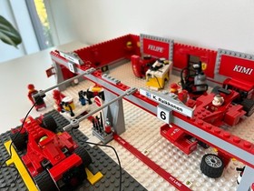 Lego 8144 Ferrari 248 F1 Team set (Raikkonen Edition)