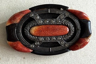 BROCHE EN BOIS DEUX COULEURS ET INCLUSION DE 16 OXYDES