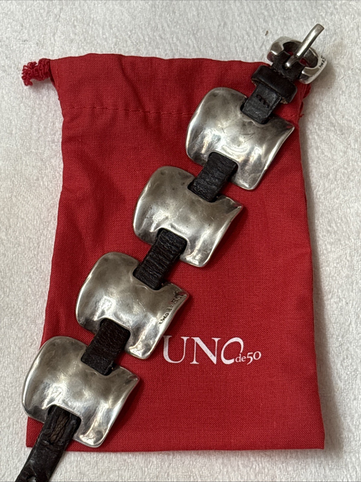 Pulsera Brazalete Ajustable Artesanal UNO de 50 Plata Y Cuero Vintage España