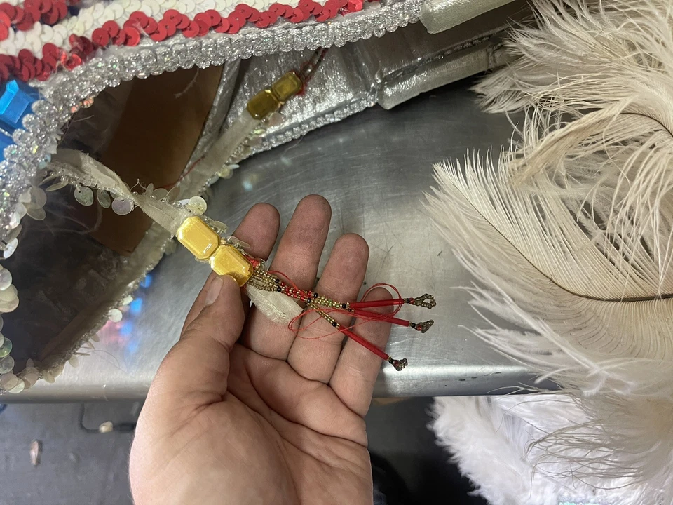 TOCADO para DISFRAZ ROJO BLANCO Y AZUL con PLUMAS 8 pies de largo HECHO A MANO Foto 4 de 4