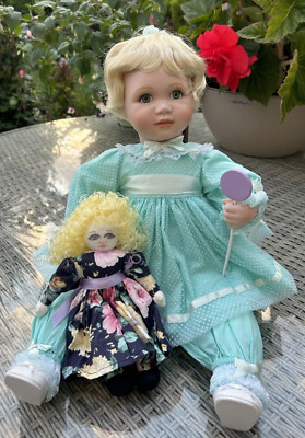 Hamilton Collection Porzellan sitzende Babypuppe Amanda mit einem Lolly und einem Spielzeug 
