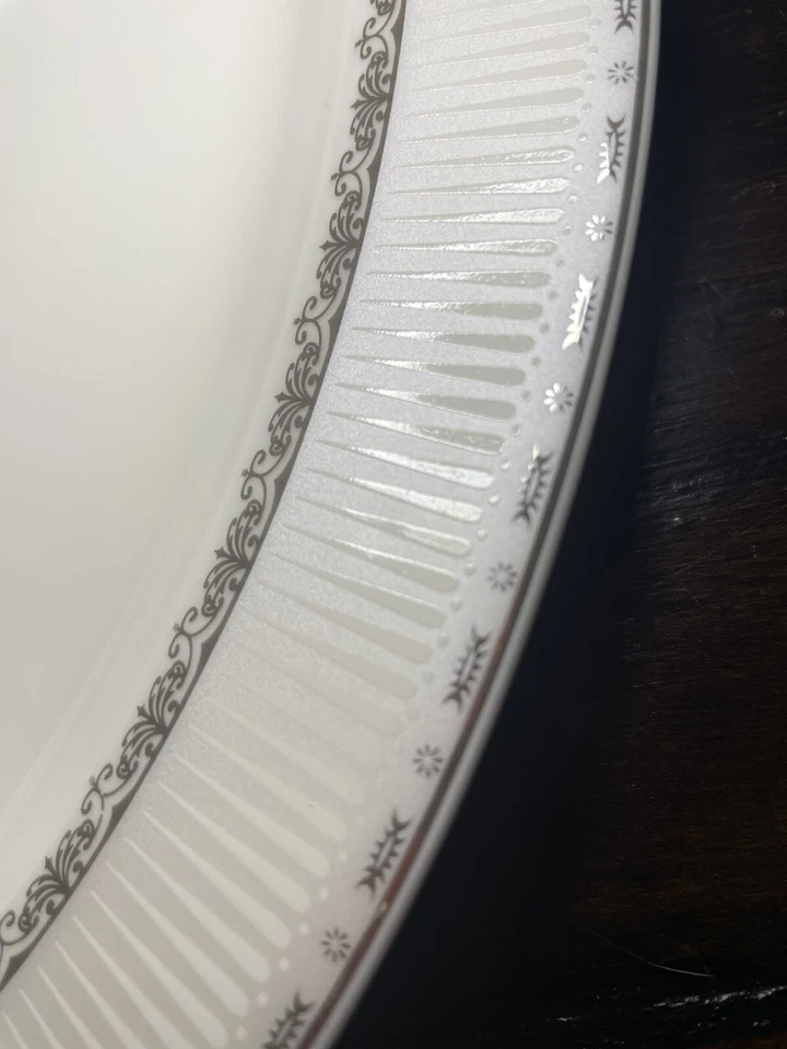 Plato para servir Lorren Home Trends Bone China La Luna en relieve Foto 3 de 4