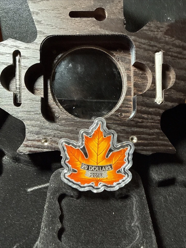 Moneda de plata colorida en forma de hoja de arce 2016 Canadá con certificado de autenticidad y caja de madera RCM Foto 3 de 4