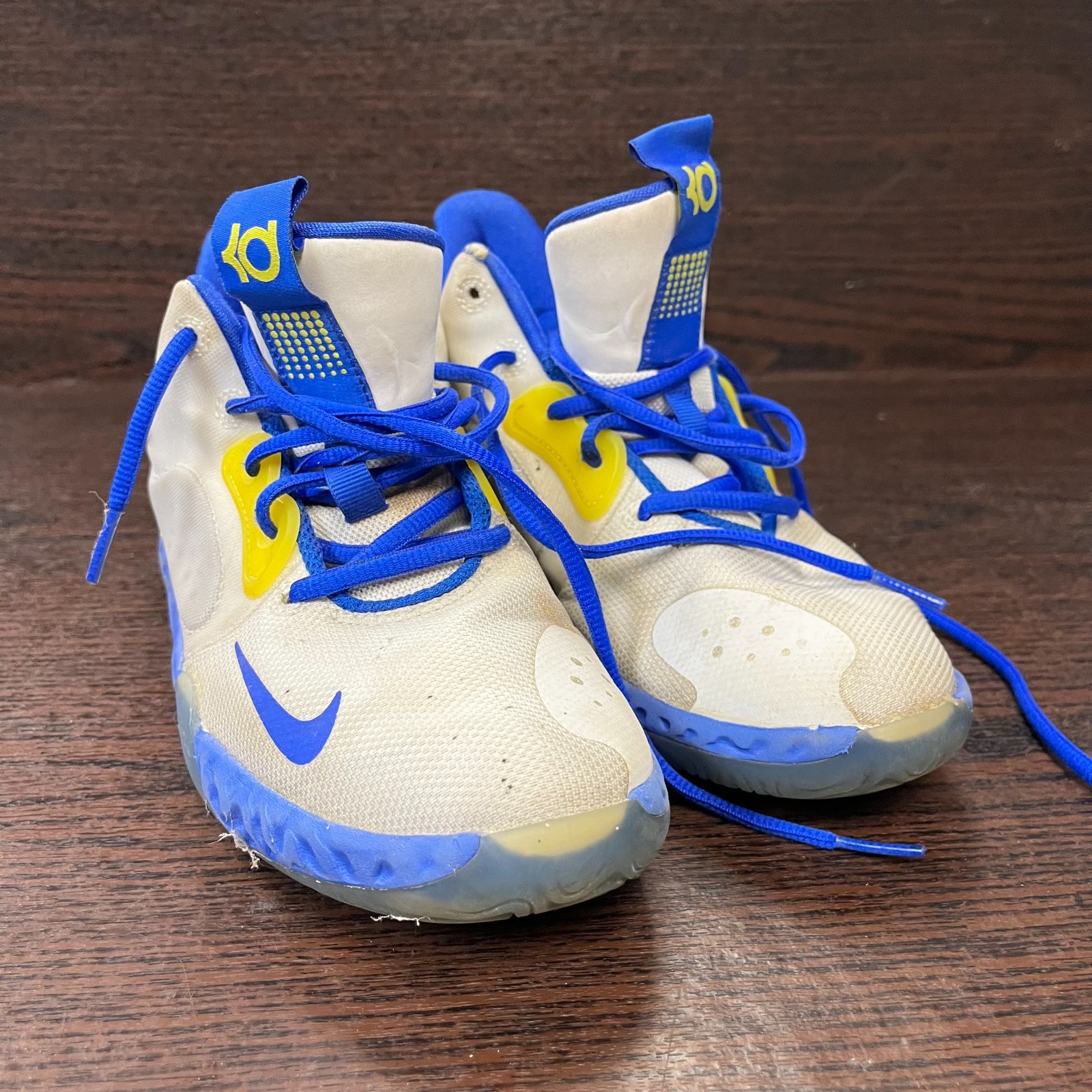 Nike Boys Sneakers Size 5Y White Blue Yellow Flaw KD Trey 5 